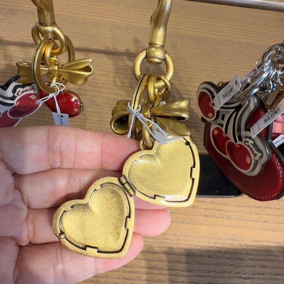 Last 1 ‼️ Coach CZ276 Bow Heart Locket Bag Charm - Picture 5 of 6